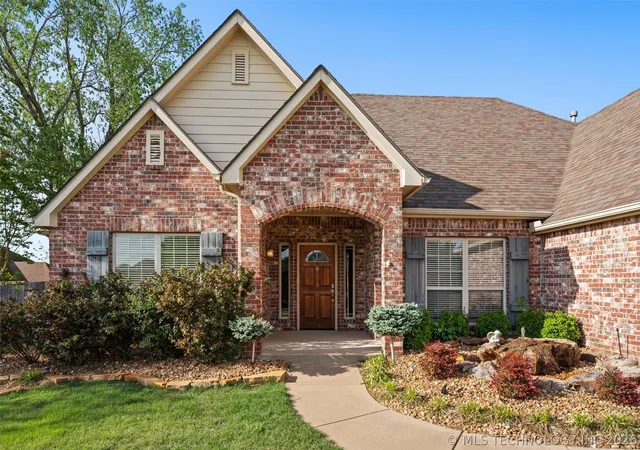 Photo 3 of Single family home for sale at 5800 Tower Ct, Bartlesville, OK 74006 | MLS# 2611373 | Listing updated on 2026-08-20