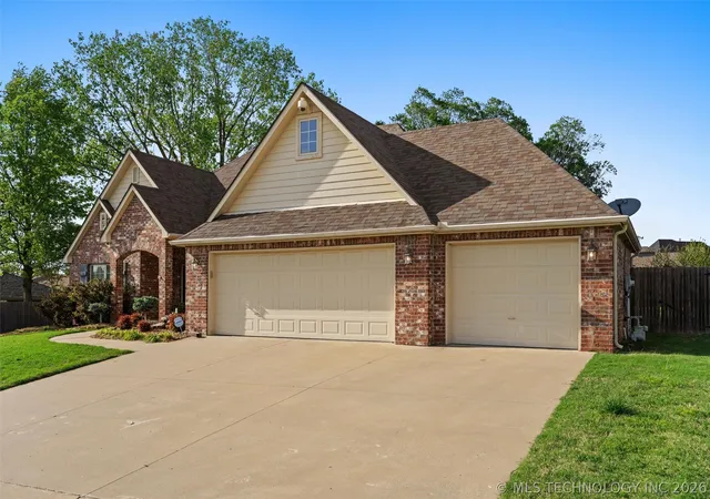 Photo 3 of Single family home for sale at 5800 Tower Ct, Bartlesville, OK 74006 | MLS# 2611373 | Listing updated on 2026-08-20
