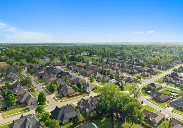 Photo 4 of Single family home for sale at 5800 Tower Ct, Bartlesville, OK 74006 | MLS# 2611373 | Listing updated on 2026-08-20