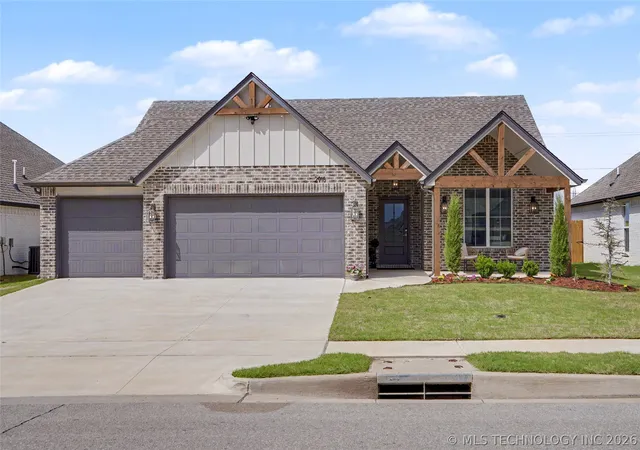 Photo 1 of Single family home for sale at 2918 E Rockford Pl, Broken Arrow, OK 74014 | MLS# 2613146 | Listing updated on 2026-08-20