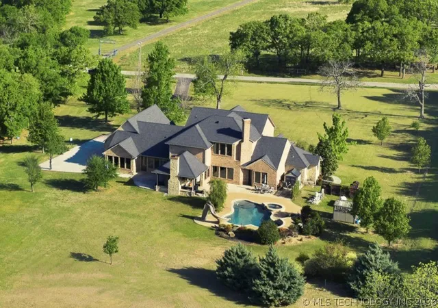 Photo 1 of Single family home for sale at 1739 Gateway, Ardmore, OK 73401 | MLS# 2612874 | Listing updated on 2026-08-20