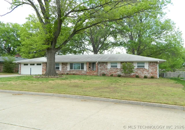 Homes for sale in Bartlesville, OK | 1416 Lariat Dr, Bartlesville, OK 74006 | MLS# 2613527