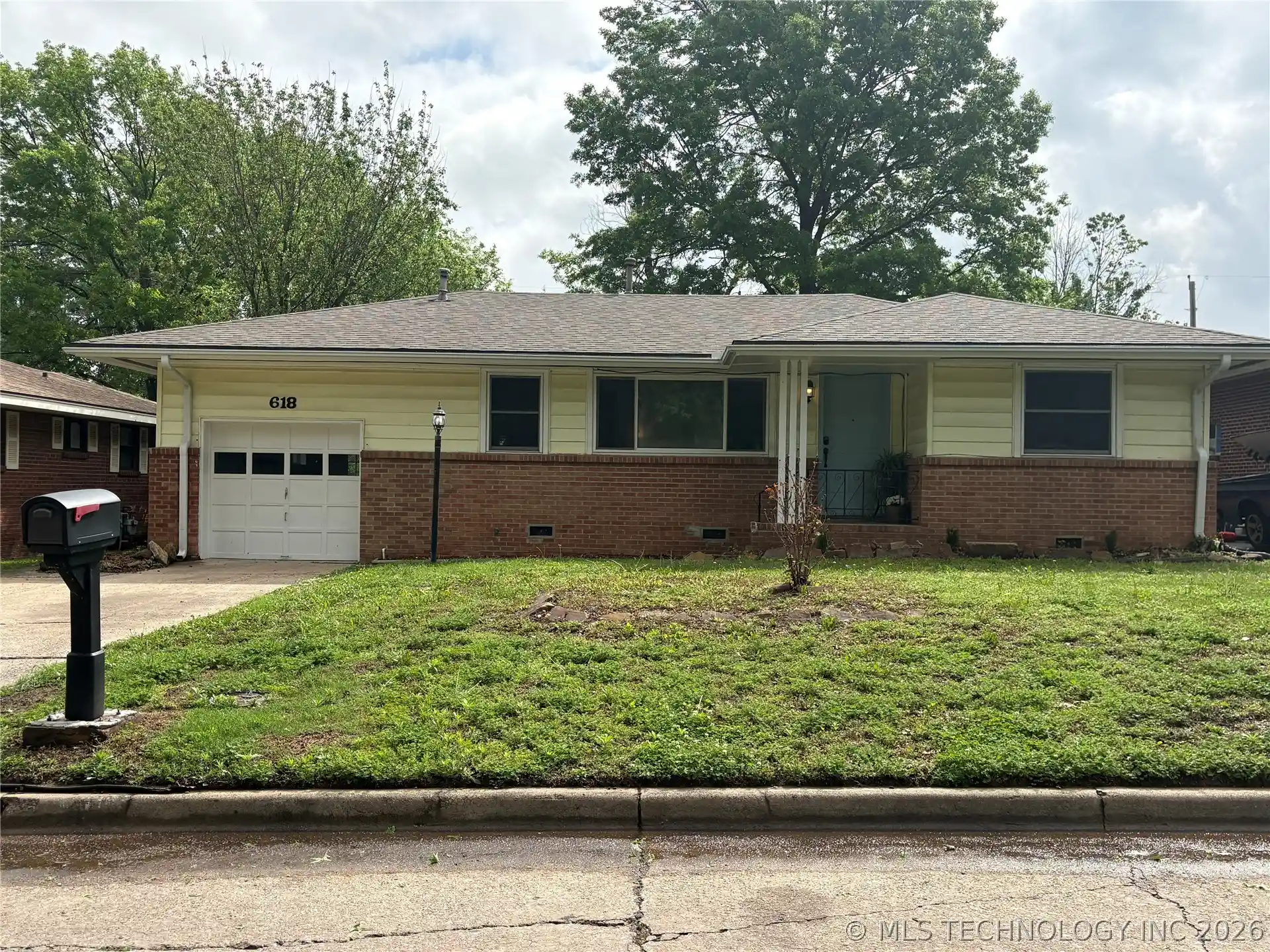 Photo 1 of Single family home for sale at 618 Se Wilshire Ave, Bartlesville, OK 74006 | MLS# 2613745 | Listing updated on 2026-10-15