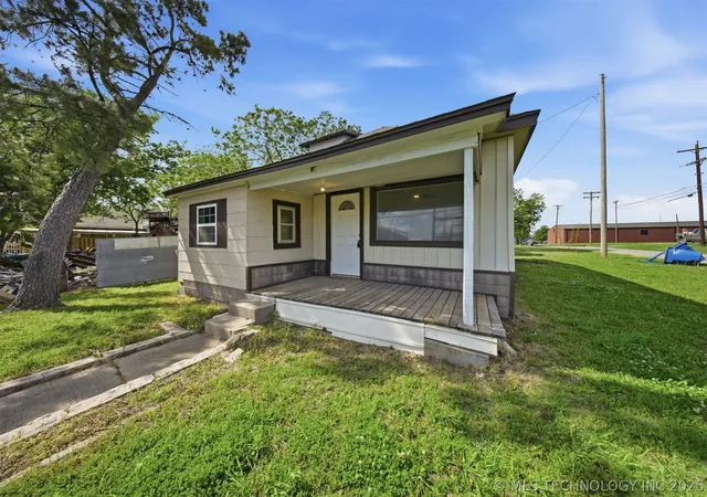1st image of 302 W Maple St, Cushing, OK 74023 | MLS# 2613948