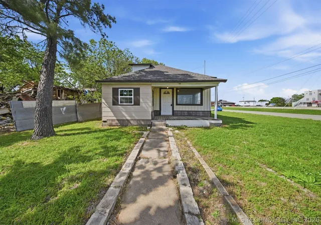 2nd image of 302 W Maple St, Cushing, OK 74023 | MLS# 2613948