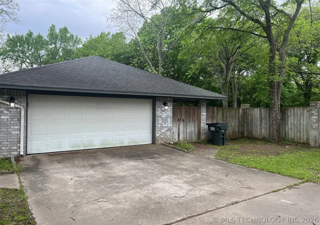 Photo 3 of Sale Pending at 221 Cross Crk, Ardmore, OK 73401 | MLS# 2613098 | Listing updated on 2026-07-29