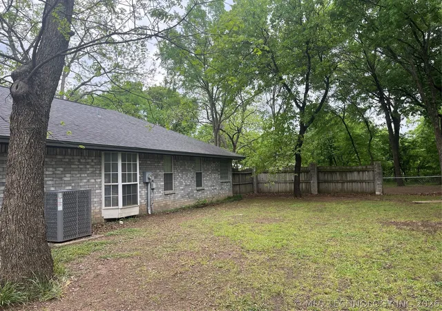 Photo 3 of Sale Pending at 221 Cross Crk, Ardmore, OK 73401 | MLS# 2613098 | Listing updated on 2026-07-29