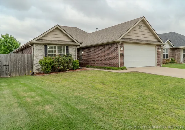 Homes for sale in Bartlesville, OK | 446 Ne Katherine Ave, Bartlesville, OK 74006 | MLS# 2613992