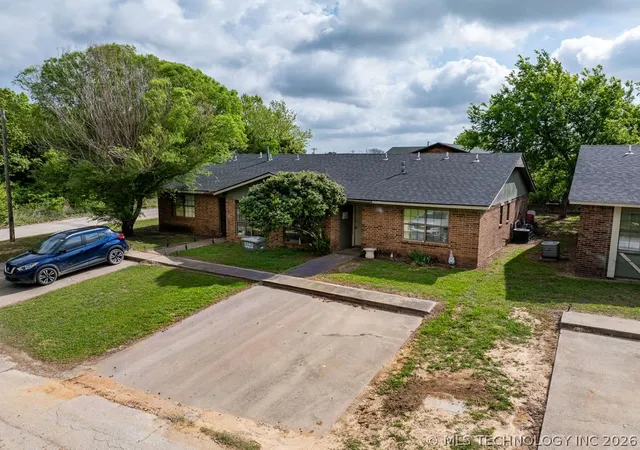 Homes for sale in Madill, OK | 708 Oakdale Ln #D, Madill, OK 73446 | MLS# 2614149