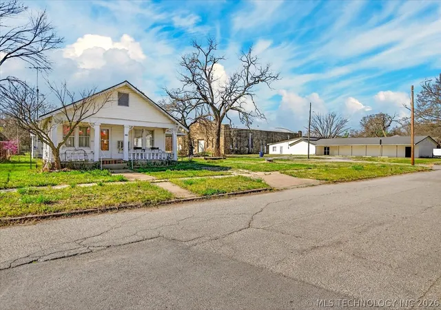 Homes for sale in Pawhuska, OK | 906 E 9th St, Pawhuska, OK 74056 | MLS# 2613891