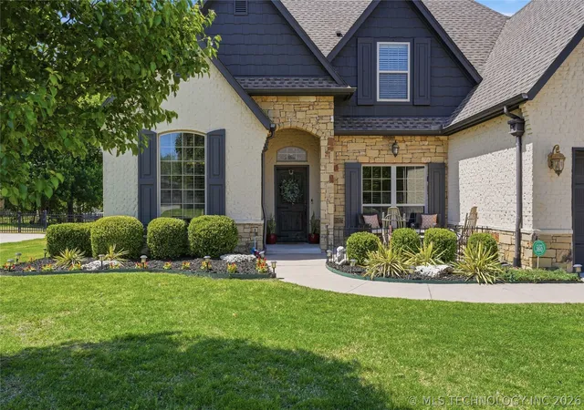 Photo 4 of Single family home for sale at 304 S 76th Street, Broken Arrow, OK 74014 | MLS# 2612580 | Listing updated on 2026-08-20