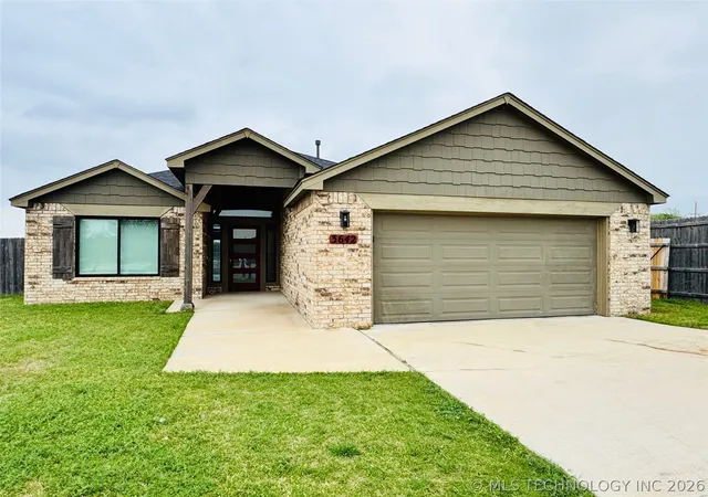 Homes for sale in Broken Arrow, OK | 3642 E Cherryhill Ct N, Broken Arrow, OK 74014 | MLS# 2614255
