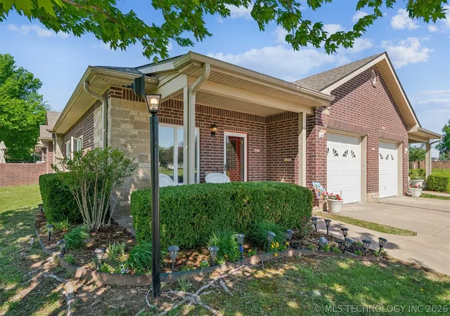 Photo 2 of Sale Pending at 108 St Andrews Dr, Grove, OK 74344 | MLS# 2614368 | Listing updated on 2026-08-20