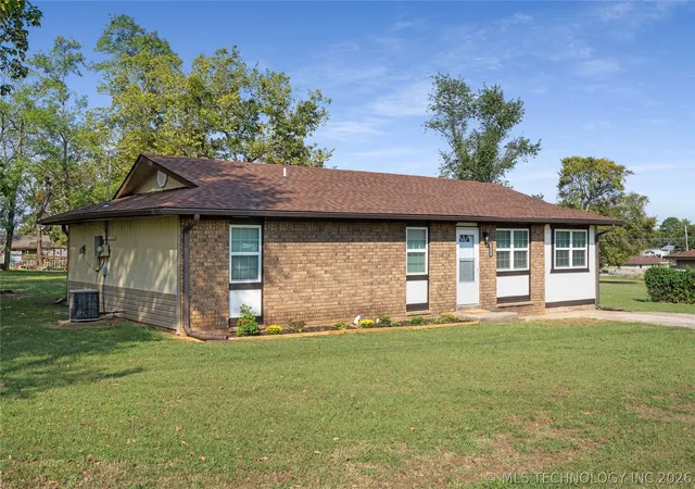 Photo 3 of Sale Pending at 1911 N Maple St, Sallisaw, OK 74955 | MLS# 2614413 | Listing updated on 2026-08-25