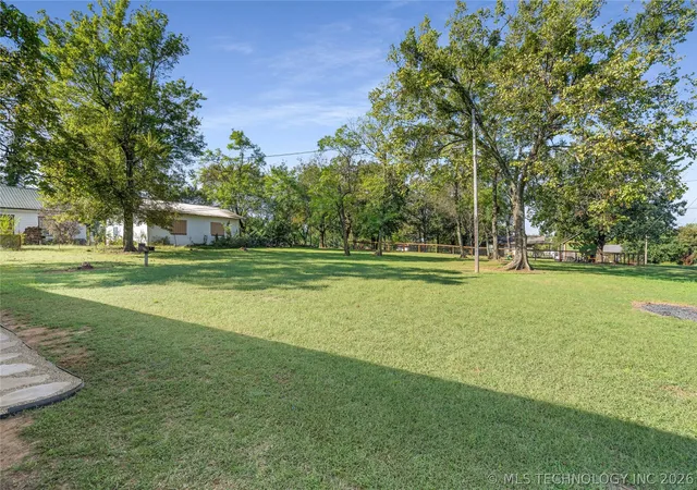 Photo 5 of Sale Pending at 1911 N Maple St, Sallisaw, OK 74955 | MLS# 2614413 | Listing updated on 2026-08-25