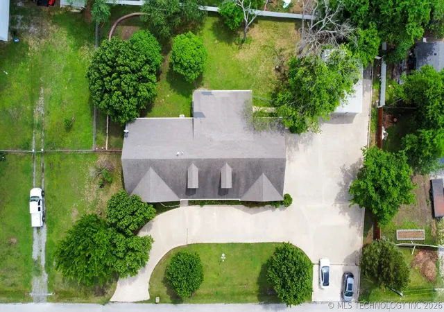 Photo 3 of Single family home for sale at 1304 Se 2nd Street, Wagoner, OK 74467 | MLS# 2546403 | Listing updated on 2026-07-21