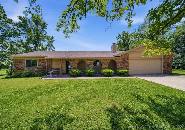 Homes for sale in Skiatook, OK | 201 Country Ln, Skiatook, OK 74070 | MLS# 2614464