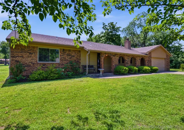 Homes for sale in Skiatook, OK | 201 Country Ln, Skiatook, OK 74070 | MLS# 2614464