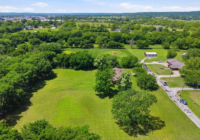 Homes for sale in Skiatook, OK | 201 Country Ln, Skiatook, OK 74070 | MLS# 2614464