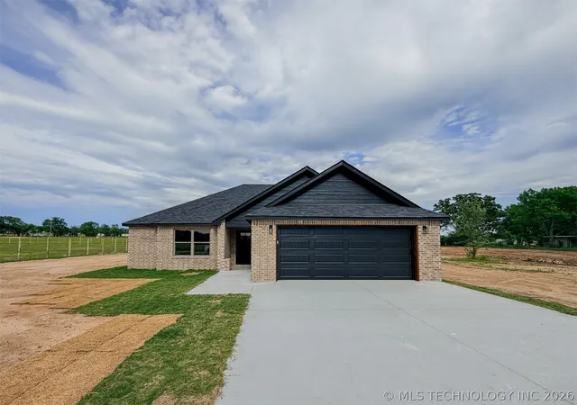 Homes for sale in Hulbert, OK | 18040 S Vaughn Rd, Hulbert, OK 74441 | MLS# 2614643