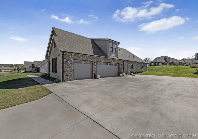Photo 3 of Single family home for sale at 10102 Ratliff Dr, Claremore, OK 74017 | MLS# 2614623 | Listing updated on 2026-05-18