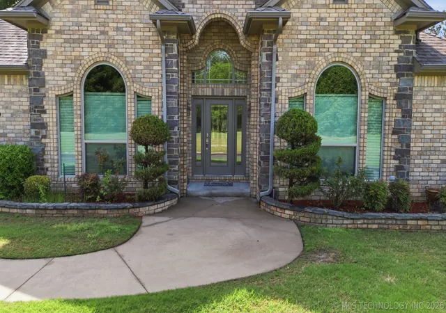 2nd image of 102 Cambridge Rd, Fort Gibson, OK 74434 | MLS# 2614822