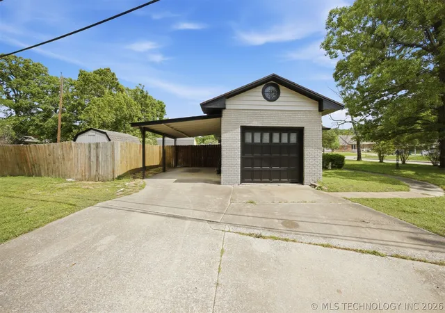 Photo 3 of Single family home for sale at 1401 E South Ave, Mc Alester, OK 74501 | MLS# 2614346 | Listing updated on 2026-08-20
