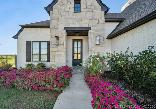 Photo 3 of Sale Pending at 6131 N Creekwood Dr, Owasso, OK 74055 | MLS# 2614838 | Listing updated on 2026-07-23