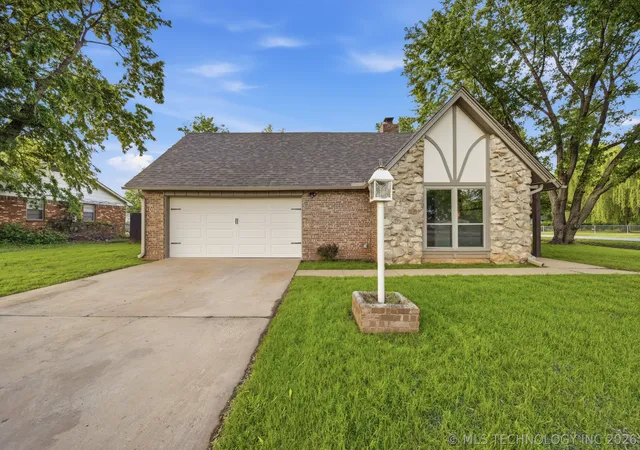 Homes for sale in Jenks, OK | 1007 W D St, Jenks, OK 74037 | MLS# 2614843