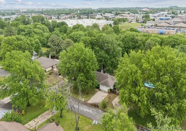Photo 3 of Single family home for sale at 409 N Elder Ave, Broken Arrow, OK 74012 | MLS# 2615030 | Listing updated on 2026-10-02