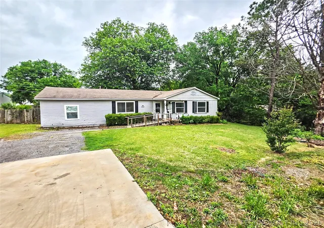 Homes for sale in Tahlequah, OK | 2112 White Ave, Tahlequah, OK 74464 | MLS# 2615253