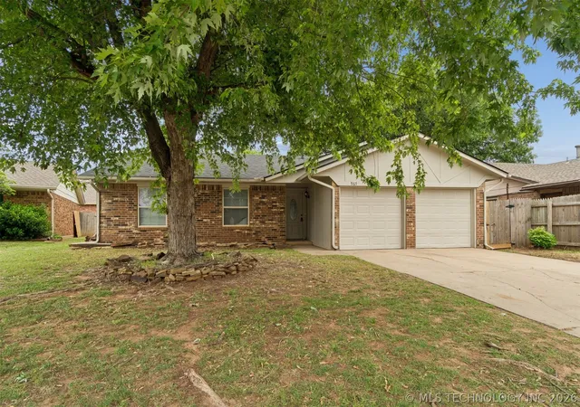 Homes for sale in Yukon, OK | 967 Heritage Mansion, Yukon, OK 73099 | MLS# 2615334
