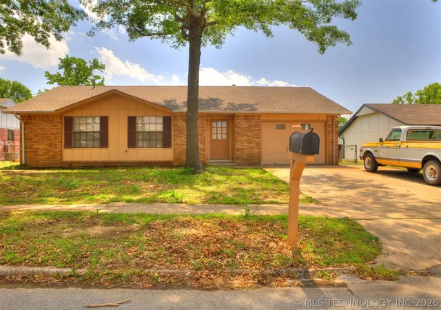 Homes for sale in Broken Arrow, OK | 413 W Birmingham St, Broken Arrow, OK 74011 | MLS# 2615375