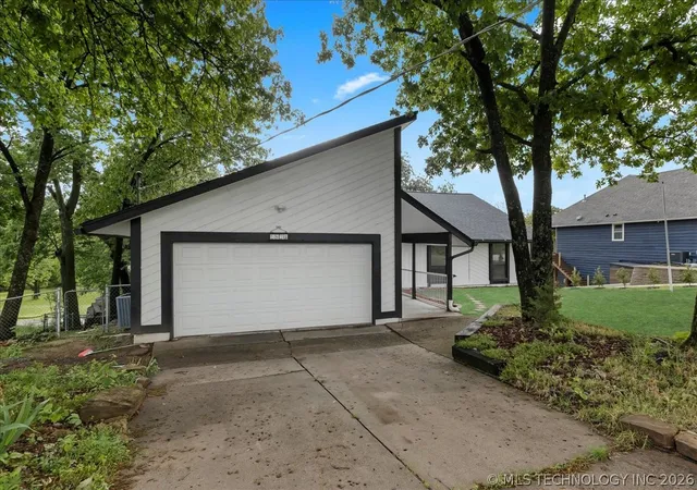 Photo 2 of Sale Pending at 9435 S 33rd Westavenue, Tulsa, OK 74132 | MLS# 2615442 | Listing updated on 2026-08-20