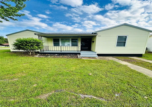 Homes for sale in Henryetta, OK | 1001 Summit St, Henryetta, OK 74437 | MLS# 2615554