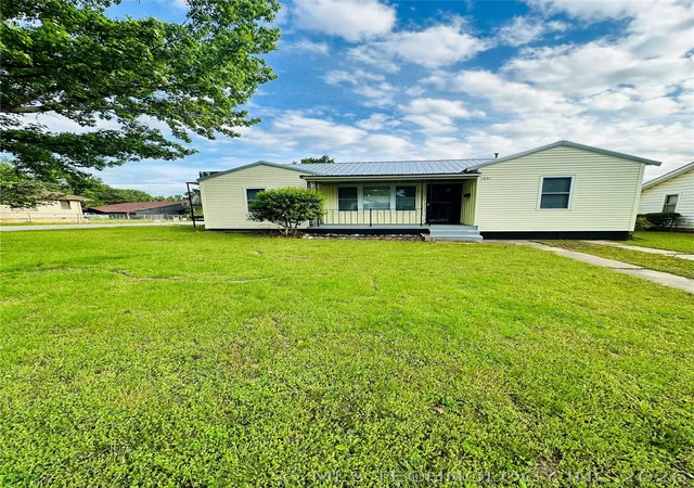 Homes for sale in Henryetta, OK | 1001 Summit St, Henryetta, OK 74437 | MLS# 2615554