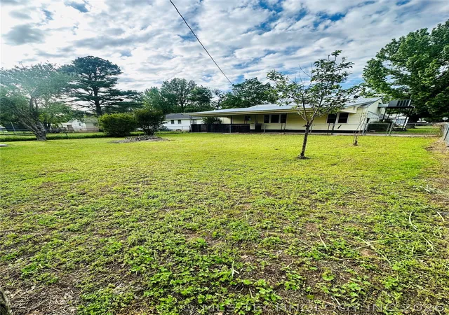 Homes for sale in Henryetta, OK | 1001 Summit St, Henryetta, OK 74437 | MLS# 2615554