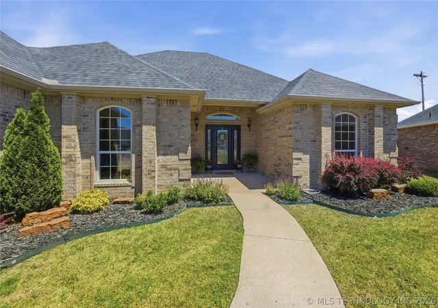 Photo 2 of Sale Pending at 1515 Redwood Pl, Tahlequah, OK 74464 | MLS# 2615572 | Listing updated on 2026-08-20