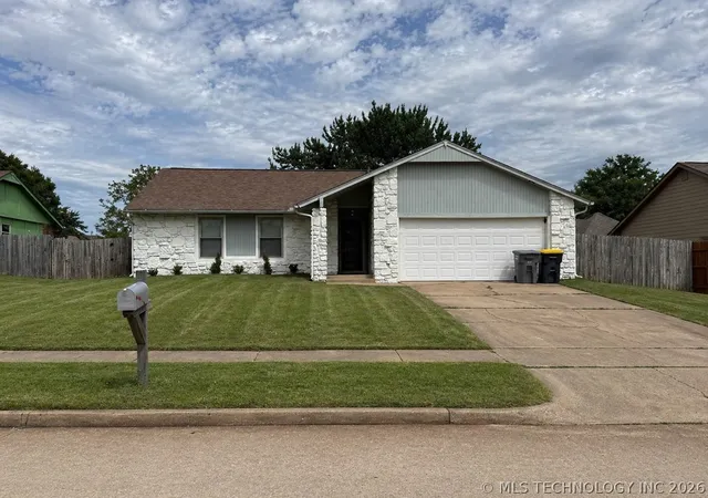 Homes for sale in Jenks, OK | 11207 S 1st St, Jenks, OK 74037 | MLS# 2615557