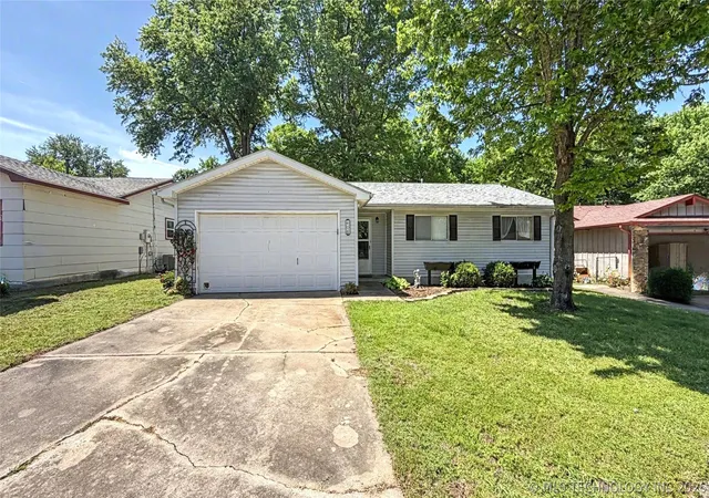 Single family home for sale at 408 S Osage St, Grove, OK 74344 | MLS# 2615624
