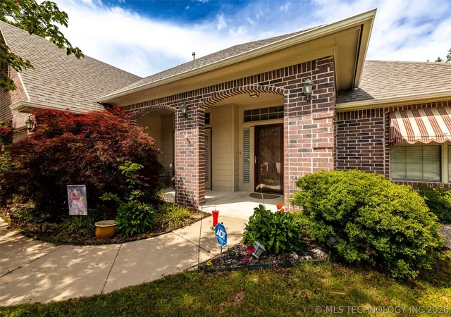 Photo 2 of Single family home for sale at 6304 E Galveston St, Broken Arrow, OK 74014 | MLS# 2615775 | Listing updated on 2026-09-25