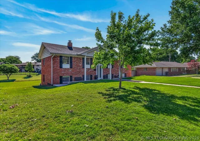 Photo 2 of Single family home for sale at 1048 Se Greystone Ave, Bartlesville, OK 74006 | MLS# 2615986 | Listing updated on 2026-08-22