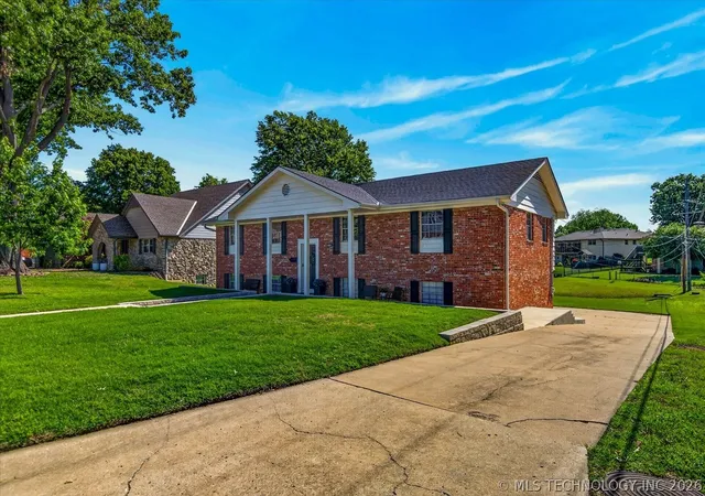Homes for sale in Bartlesville, OK | 1048 Se Greystone Ave, Bartlesville, OK 74006 | MLS# 2615986