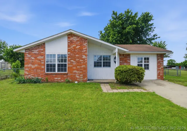 Homes for sale in Okmulgee, OK | 422 E 25th St, Okmulgee, OK 74447 | MLS# 2615989