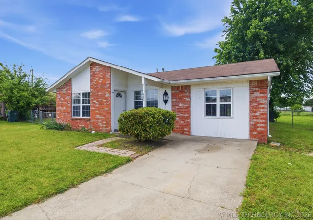Homes for sale in Okmulgee, OK | 422 E 25th St, Okmulgee, OK 74447 | MLS# 2615989