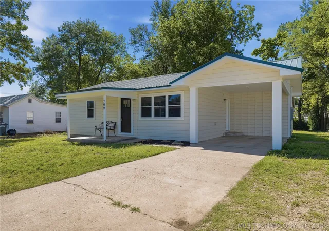 Homes for sale in Sallisaw, OK | 706 E Redwood Ave N, Sallisaw, OK 74955 | MLS# 2616042