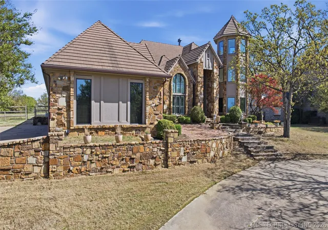 Homes for sale in Tulsa, OK | 4825 W Oak Leaf Dr, Tulsa, OK 74132 | MLS# 2612895