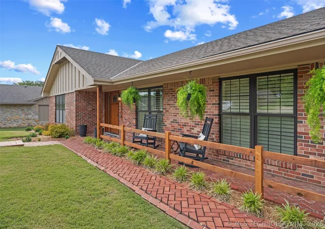 3rd image of 2516 Williamsburg St S, Bartlesville, OK 74006 | MLS# 2616087