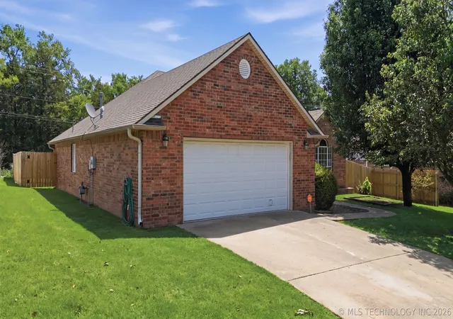 Homes for sale in Okmulgee, OK | 801 Juniper Rd, Okmulgee, OK 74447 | MLS# 2615404