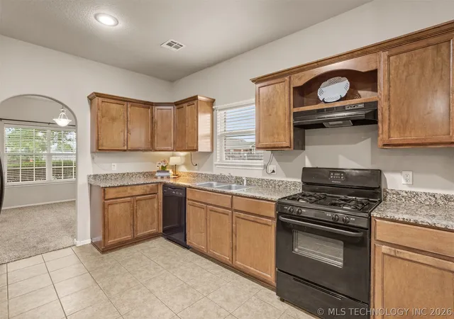 Photo 3 of Sale Pending at 10749 N 153rd Eastavenue, Owasso, OK 74055 | MLS# 2616868 | Listing updated on 2026-09-15